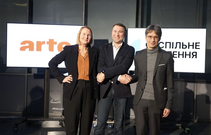 © Frédéric Maigrot / ARTE  f.l.t.r.: Heike Hempel, President of ARTE GEIE - Mykola Chernotytskyi, Head of the Managing Board of Suspilne Ukraine - Bruno Patino, Vice-President of ARTE GEIE and President of ARTE France