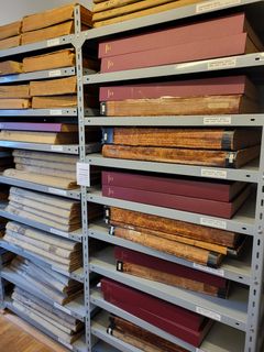Et lille udsnit af de 850 hyldemeter arkivalier der findes på Rudkøbing Byhistoriske arkiv.