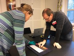 Konservatorer fra Bevaringscenter Fyn på besøg hos Frømandskorpset i Kongsøre, hvor de havde medbragt XRF-scanneren for at undersøge krigshelt Anders Lassens medaljer.