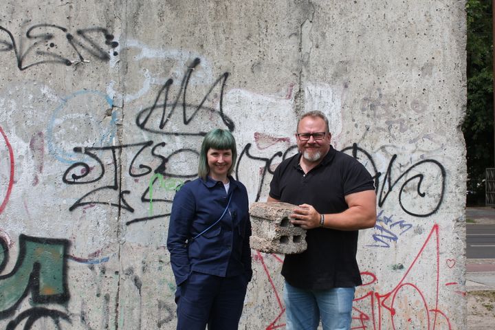 Her ses Dr. Juliane Haubold-Stolle fra Stiftung Berliner Mauer (tv.) sammen med museumsleder Peer Henrik Hansen i forbindelse med overdragelsen af murstykket.