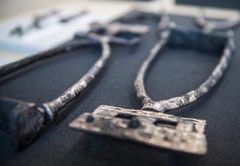 Unikke sølv-stigbøjler fundet i en fyrstegrav fra vikingetiden. Langelands Museum har en omfattende samling fra den tidligste stenalder og helt frem til i dag med en række genstande af national og international betydning.