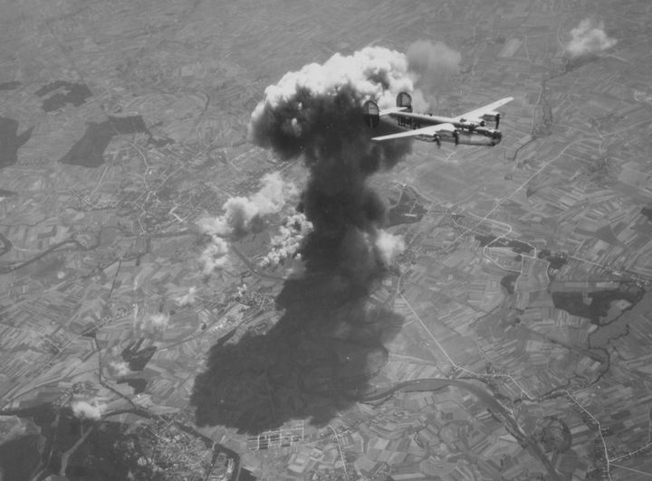 Amerikansk bombefly af typen B-24 under et togt i august 1944