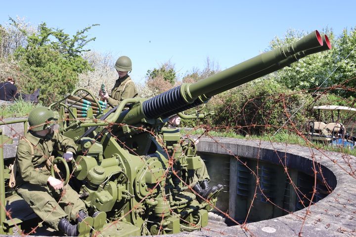 Reenactere på fortets unikke luftværnskanon