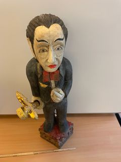 Træfigur af Mads Lange med en keris - et af de lokale sværd som går igen på de mange figurer af Lange.
