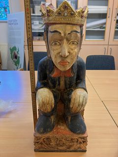 Mads Langes kongestatus blandt de lokale fremgår tydeligt af denne figur, hvor han netop er iført kongekrone.