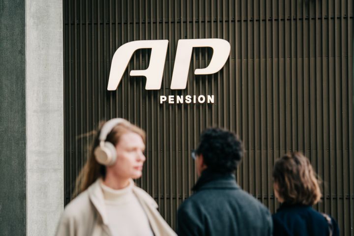 2025 var præget af betydelig usikkerhed i verdensøkonomien og store udsving på finansmarkederne. Trods et volatilt første halvår lykkedes AP Pension med at levere stabile, konkurrencedygtige afkast til kunderne og fastholde fremgang i den samlede formue.