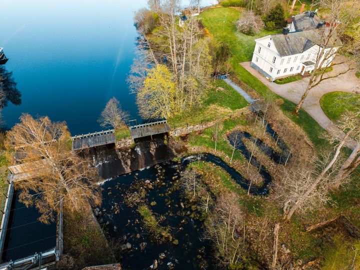 Vandkraft fungerer som et stabiliserende supplement til variabel vedvarende energi, mens batterilagring og moderniserede vindmøller øger fleksibiliteten og sikrer bedre udnyttelse af elnettet.