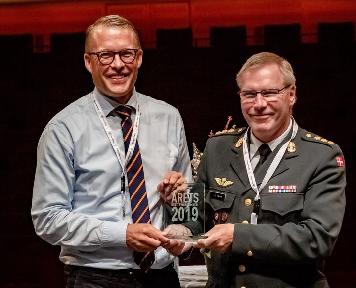 Falcks CEO Jakob Riis fik prisen overrakt af oberst Lennie Fredskov, militær koordinator ved InterForce region Hovedstaden. Foto: Hélène Mogensen de Monléon