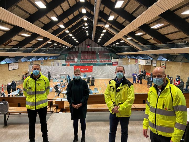 Fra venstre: Falck CEO Jakob Riis, borgmester Cristina Krzyrosiak Hansen, operativ leder Martin Klitgaard og regionsdirektør Jakob Wohlgemuth ved åbningen af testcenteret i Holbæk.