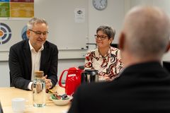 På billedet er der dækket op til kaffe i et mødelokale hos Daka Denmark A/S i forbindelse med mødet med Hedensted Kommune.