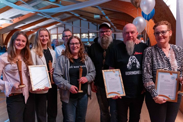 På billedet ses flere vindere af diverse priser fra Awardfesten 2024.