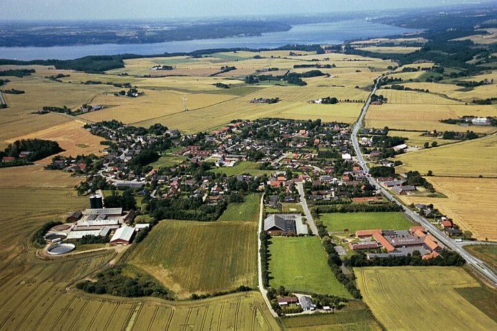 Luftfoto af Stouby som viser, at byen ligger forholdsvis samlet.