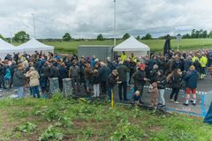 Et overbliksbillede af menneskemængder omkring rundkørslen midt på Ringvej Øst.