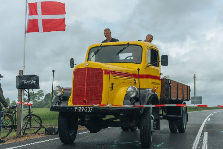 På billede indvier borgmester i Hedensted Kommune, Ole Vind og udvalgsformanden for Teknik og Miljø, Ove Kjærskov Ringvej Øst i Hedensted.