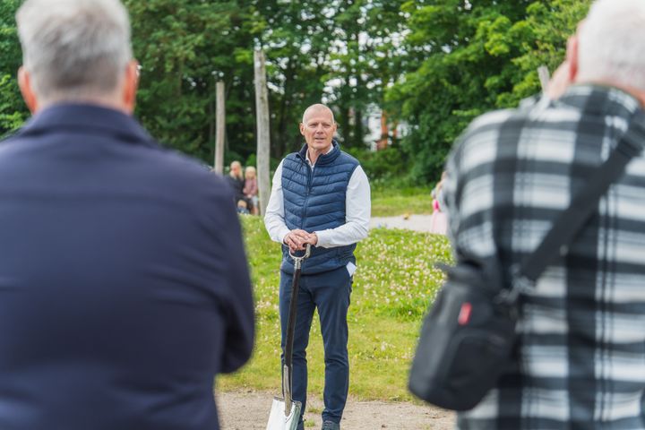 Billedet%20viser%20borgmester%20i%20Hedensted%20Kommune%2C%20Ole%20Vind%2C%20der%20g%F8r%20klar%20til%20f%F8rste%20spadestik%20i%20Trykkeriparken.