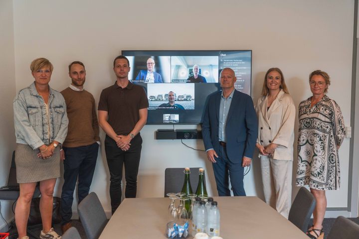 Billede af personer der indgår partnerskabsaftalen på vegne af aktørerne.