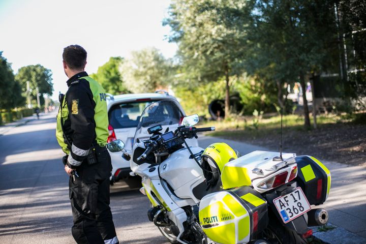 Billede af motorcykelbetjent på en vej.