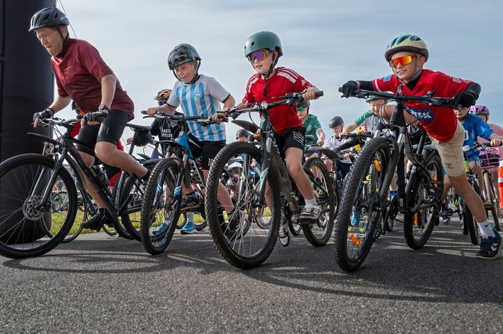 Foto af drenge på mountainbikes