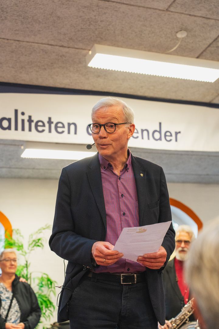 Johannes%20Grane%20Larsen%20holder%20en%20tale%20for%20de%20fremm%F8dte.