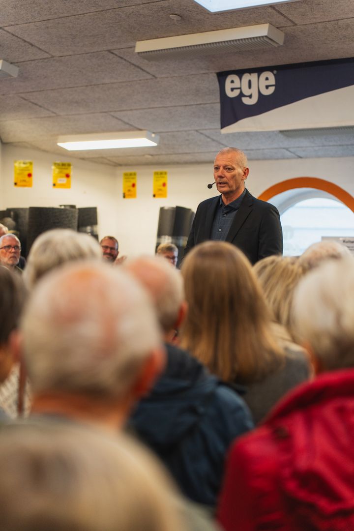 Borgmester%2C%20Ole%20Vind%2C%20taler%20til%20flere%20end%20130%20fremm%F8dte%20borgere%2C%20der%20gerne%20ville%20vide%20mere%20om%20fremtidens%20Kulturhus%20i%20Hedensted