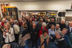 På billedet ses en masse mennesker i en forretning.