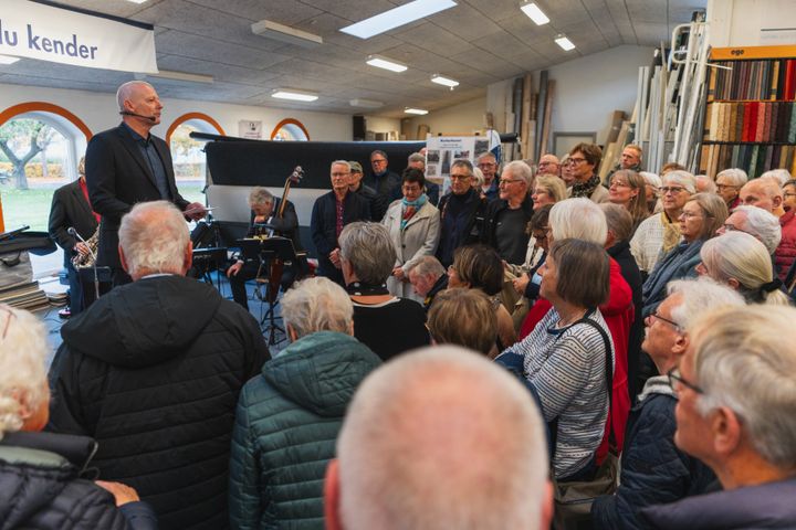 Borgmester, Ole Vind, taler til flere end 130 fremmødte borgere, der gerne ville vide mere om fremtidens Kulturhus i Hedensted