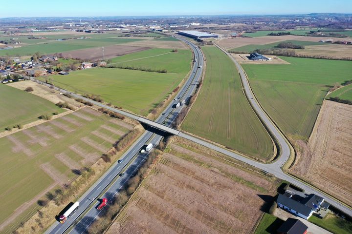 Dronefoto af området omkring Bredalvej og E45 med Normals lagerfaciliteter i baggrunden.