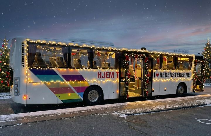 Hedenstedernes Julebusser er med til at sørge for den gode julestemning - og at unge der stammer fra området lkan komme trygt hjem til jul. Julestemningen på billedet er dog hjulpet lidt på vej af AI.