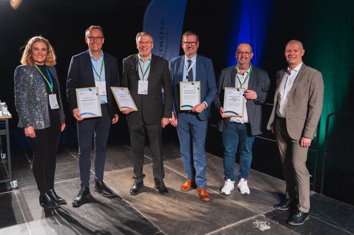 Billedet viser de fire vindere af nytårskurspriserne sammen med borgemster Ole Vind og erhvervschef Heidi Baltzer Schmidt.