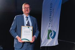 Billedet viser Flemming Jakobsen, der modtog Hedensted Kommunes Bæredygtighedspris 2025.