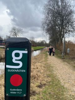 Billede af skilt langs Gudenåen ved Tørring Camping