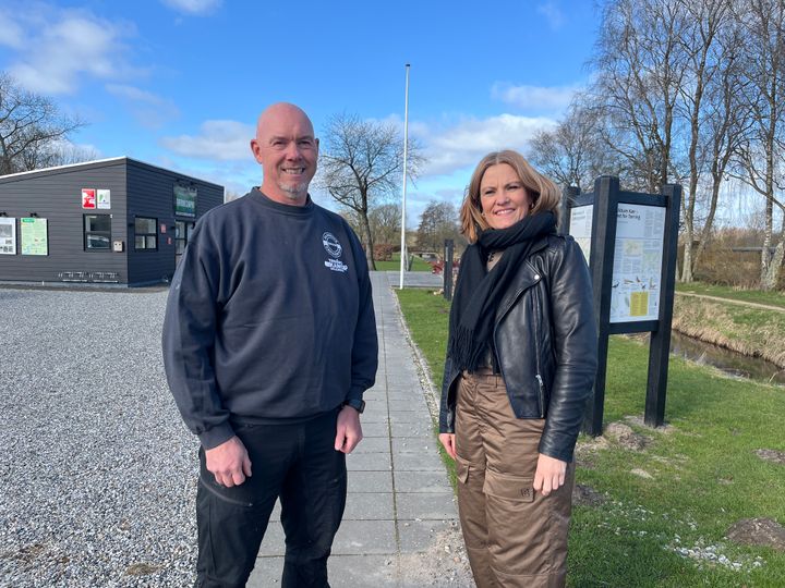 Foto af Karsten Kristiansen fra Tørring Kanoudlejning & Kanofart sammen med erhvervs- og turismechef i Hedensted Erhverv, Heidi Baltzer Schmidt