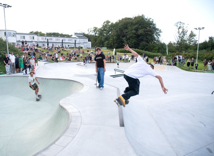 Dreng står på skateboard