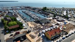 Dronefoto af Havnetorvet i Juelsminde