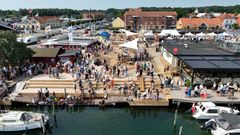 Dronefoto af havnebassinnet og krabbebroen i Juelsminde
