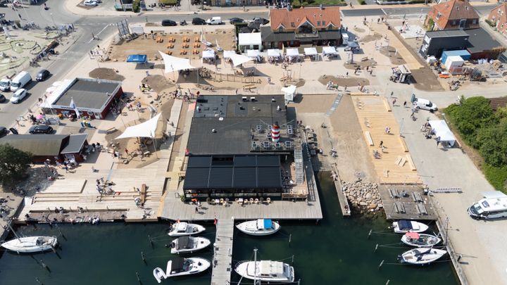 Dronefoto af Havnetorvet i Juelsminde
