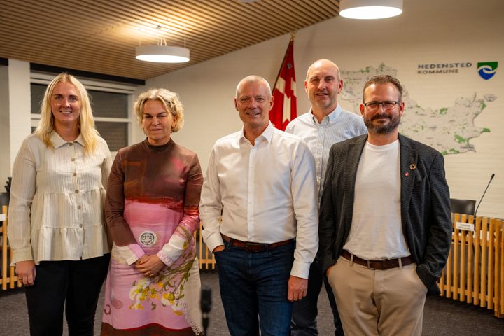 På billedet står forligspartierne repræsenteret.