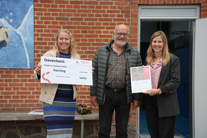 Korning løb for andet år i træk med sejren i Lokaldysten i Hedensted Kommune. Fra venstre mod højre er det: Kirsten Marie Risbjerg, Korning, Bent Sørensen, formand for Landdistrikts-, Kultur- og Fritidsudvalget i Hedensted Kommune og Kirsten Skipper, Korning.