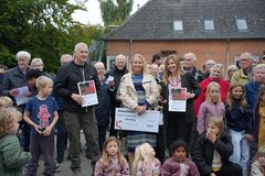 Foto af glade mennesker uden for Korning Skole