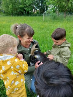 EGMONTGÅRDEN i Århus Kommune er drevet af børnenes egne forældre: Tove med en gruppe børn på tur til Naturcenter Sølyst i Brabrand i forbindelse med vores Bondegårdsuger. Foto: Egmontgården /Leder Lotte Althoff Laustsen