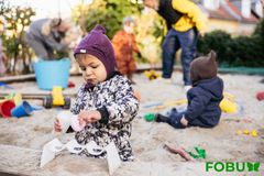 Det er ikke altid snottede næser, huller i tøjet eller et fremmed sprog, der afgør, om et barn er udsat. FOBUs pædagoger træner nu at spotte skjult udsathed, for eksempel på grund af forældre med stress. Foto: FOBU