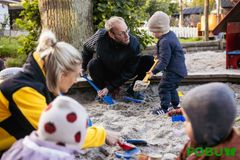 "Hverdagens magi" er et gennemgående tema for Heidi Lykke Nissens træning af FOBUs erfarne pædagoger. På et nyt efteruddannelseskursus, prøver pædagogerne teorien af i praksis i deres institutioner undervejs. Foto: FOBU