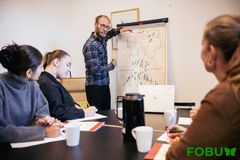 Danmark oprindelige dagtilbud - de selvejende - har været i tilbagegang siden 70'erne. Årsagerne er mange, men primært fordi kommunerne har tendens til at vælge at lukke små selvejende dagtilbud, når de ikke har så meget brug for pladserne. Samtidig er det svært og nærmest umuligt at rejse finansiering til et nyt selvejende dagtilbud uden om kommunen, da organiseringen ikke tillader at skabe profit, som vil kunne betale lånet tilbage. Foto: FOBU