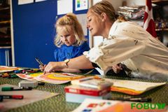 Hvad skaber den bedste omsorg for vores børn? En undersøgelse fra VIVE fra 2025 peger på, at 3 ud af 10 kommunale børnehaver i Danmark har utilstrækkelig kvalitet, når det handler om at yde omsorg og stimulere børn i alderen 3-5 år. Undersøgelsen inkluderer ikke selvejende og private dagtilbud, men en undersøgelse fra RUC fra 2020 har peget på, at der her synes at være en generelt lidt bedre kvalitet til børnene, på trods af, at normeringerne jf. statens tilskud til børnene er den samme. Foto: FOBU