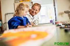 Hvad skaber den bedste omsorg for vores børn? En undersøgelse fra VIVE fra 2025 peger på, at 3 ud af 10 kommunale børnehaver i Danmark har utilstrækkelig kvalitet, når det handler om at yde omsorg og stimulere børn i alderen 3-5 år. Undersøgelsen inkluderer ikke selvejende og private dagtilbud, men en undersøgelse fra RUC fra 2020 har peget på, at der her synes at være en generelt lidt bedre kvalitet til børnene, på trods af, at normeringerne jf. statens tilskud til børnene er den samme. Foto: FOBU