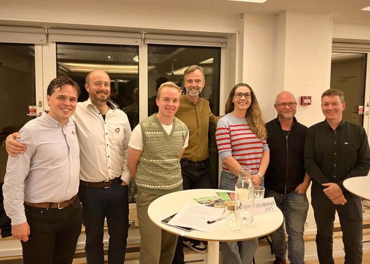FOBU og Børnevennernes dagtilbuds-debat den 23.oktober gav sved på panden, men også anledning til smil og aftaler om mere tæt samarbejde i fremtiden: Emil Sloth Andersen (Å), Rasmus Steenberger (SF), Jonas Manthey Olsen (S), direktør for FOBU Claus Thykjær, direktør for Børnevennerne Sabina Holm Larsen, Knud Holt Nielsen (Ø) og Jens Wedenborg (K). Ordstyrer og fotograf: Gry Brøndum