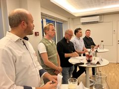 Dagtilbudsdebat hos FOBU med Rasmus Steenberger (SF), Jonas Mathey Olsen (S), Knud Holt Nielsen (Ø), Emil Sloth Andersen (Å) og Jens Wedenborg (K). Ordstyrer og fotograf Gry Brøndum