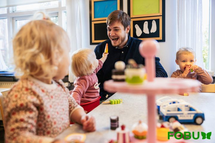 Pædagoger og forældre i selvejende og private dagtilbud skaber trivsel via ledelse tæt på børnene. Skal kvaliteten op og pædagogerne i trivsel, har vi brug for, at alle aktører går #sammenomdagtilbud i 2026. Foto: FOBU