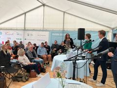 FOBU - Foreningen til gavn for børn og unge - har tradition for at holde middags-debatten i Velfærdsteltet på Folkemødet. Igen i år mødes politikere, eksperter og dagtilbuds-folk til to ledelses-debatter: Torsdag klokken 12 med fokus på generation Z og fredag klokken 12 med fokus på et opgør med kommunernes koncepter. Foto: Gry Brøndum