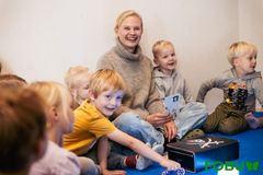 FOBU og Børnevennerne er dagtilbuds-organisationer, der støtter selvejende og private dagtilbud: I en tid med rekrutteringsproblemer og udbredt stress blandt pædagoger, er ledelsen af de yngste medarbejdere blevet en helt afgørende - og ikke helt let - opgave: Men kræver det virkelig en særlig ledelse at få de unge til at trives i børnehaver og vuggestuer? Foto: FOBU